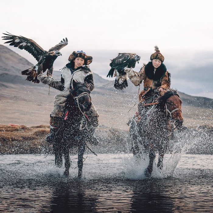 Nữ thợ săn dũng mãnh cùng đại bàng săn thú trên cao nguyên Mông Cổ - Ảnh 2.