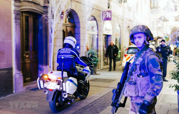 Pháp triển khai 100.000 cảnh sát đảm bảo an ninh dịp Năm mới - Ảnh 1.