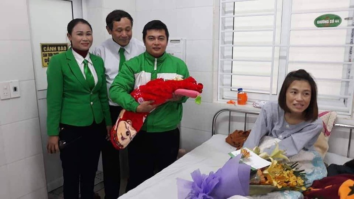 Đại diện Công ty TNHH Mai Linh Nghệ An đến thăm hỏi, tặng quà cho sản phụ.