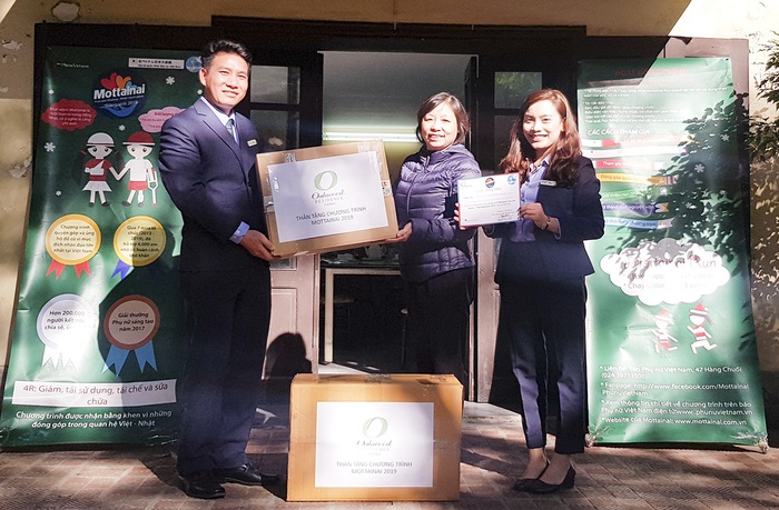 Đại diện Oakwood Residence Hanoi trao tặng các phần quà đến BTC Chương trình Mottainai 2019