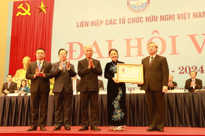 Ông Trần Quốc Vượng, Uỷ viên Bộ Chính trị, Thường trực Ban Bí thư trao tặng Huân chương Lao động hạng nhất cho Liên hiệp các tổ chức hữu nghị Việt Nam