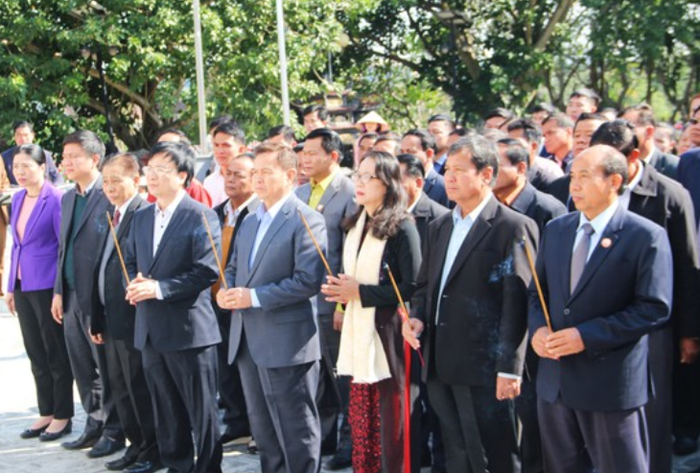 Ủy ban Trung ương Mặt trận Lào xây dựng đất nước dâng hoa, dâng hương tại Nghĩa trang Việt - Lào - Ảnh 2.