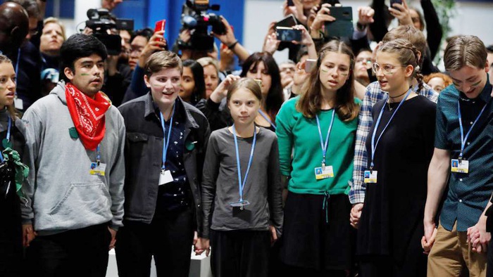 Greta Thunberg giữa những người tuần hành