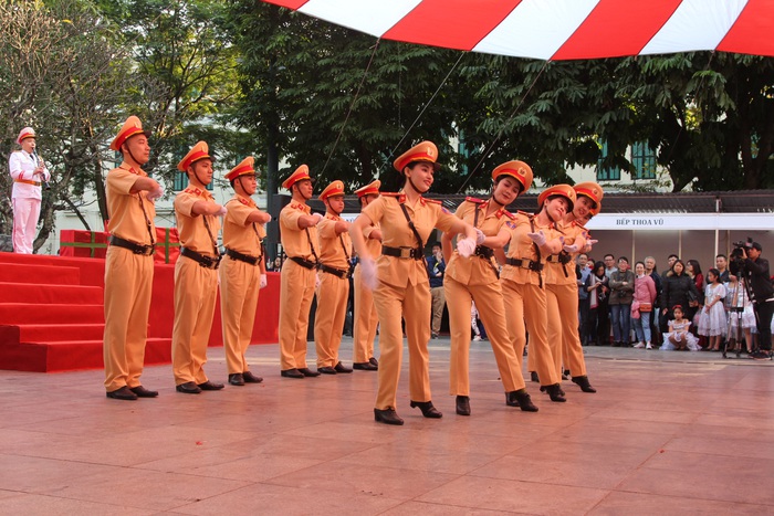 Đội Nghi lễ Cảnh sát cơ động biểu diễn tại Chương trình