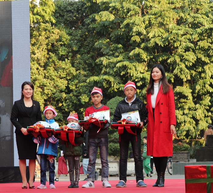 Bà Ninh Thị Lan Phương, Phó tổng Giám đốc SHB (bên trái), trao học bổng cho trẻ em là nạn nhân của tai nạn giao thông