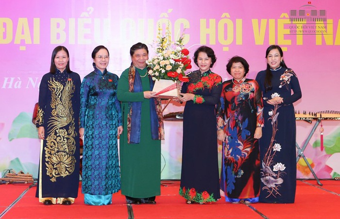 Lẵng hoa chúc mừng của lãnh đạo chính phủ gửi đến các nữ đại biểu quốc hội