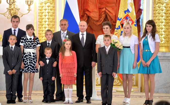 Tổng thống Nga Vladimir Putin cùng các thế hệ