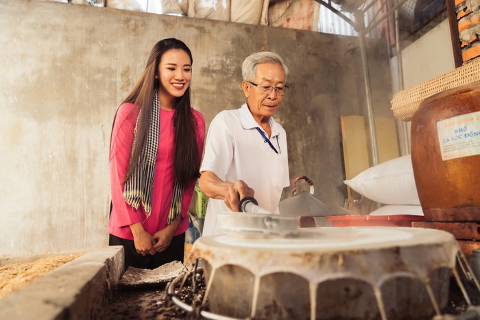 Á hậu Kim Duyên diện áo bà ba, quấn khăn rằn quảng bá du lịch Cần Thơ - Ảnh 6.