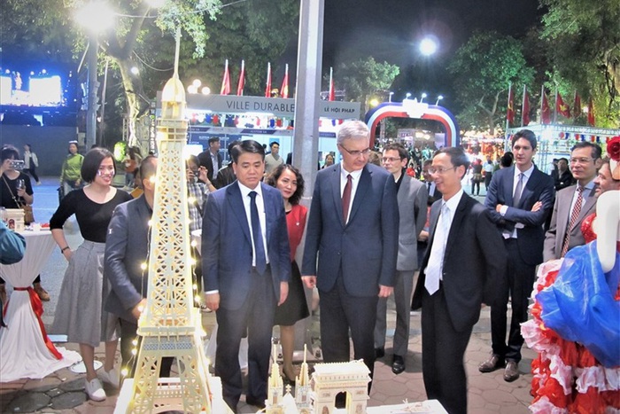 Đại sứ Cộng hòa Pháp tại Việt Nam Nicolas Warnery và Chủ tịch UBND Thành phố Hà Nội Nguyễn Đức Chung thăm quan các khu trưng bày.