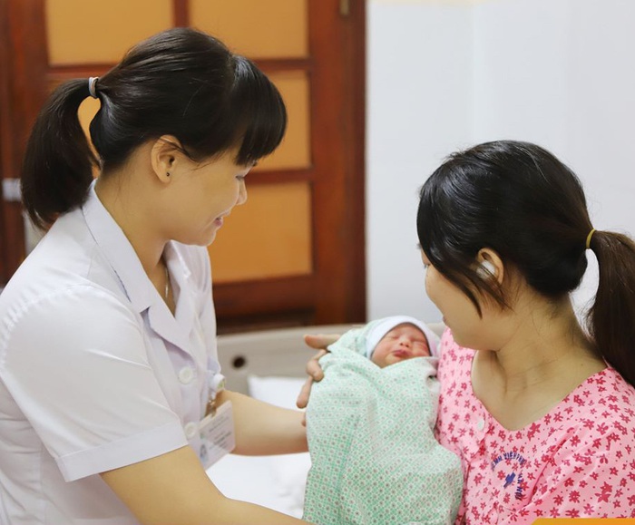 Các bác sĩ trao em bé cho sản phụ Trang