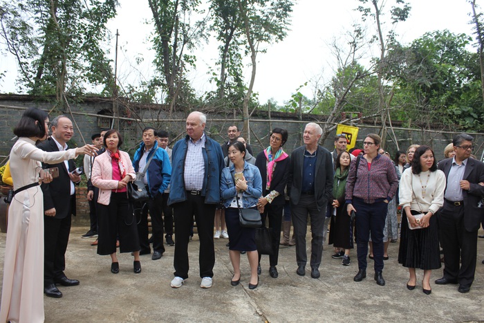 Ngoại giao đoàn tham gia chuyến tham quan