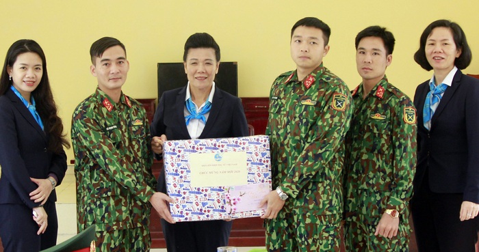 Hội LHPN Việt Nam thăm hỏi, chúc Tết các đơn vị quân đội kết nghĩa chị em - Ảnh 1.