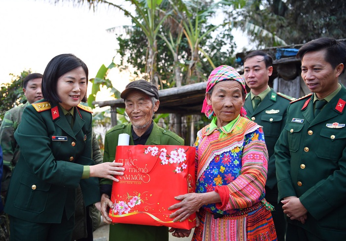 Phụ nữ Quân đội trao, tặng quà “Xuân biên cương”, “Phụ nữ Quân đội đồng hành cùng phụ nữ biên cương” tại Hà Giang - Ảnh 1.