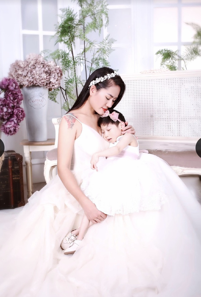 Diễn viên Minh Cúc lần đầu chụp ảnh “xúng xính” cùng con gái bại não - Ảnh 1.
