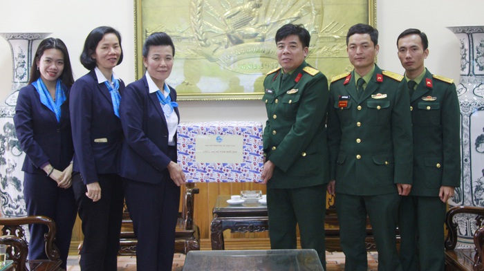 Hội LHPN Việt Nam thăm hỏi, chúc Tết các đơn vị quân đội kết nghĩa chị em - Ảnh 2.