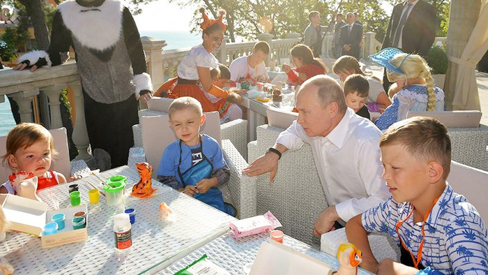 Ông Putin thăm trẻ em tại một nhà trẻ