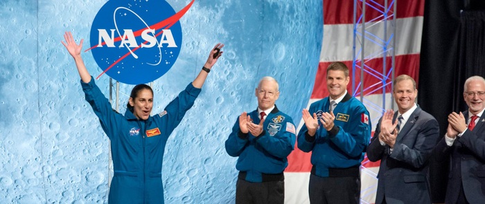 Phi hành gia NASA Jasmin Moghbeli vui mừng trong lễ tốt nghiệp