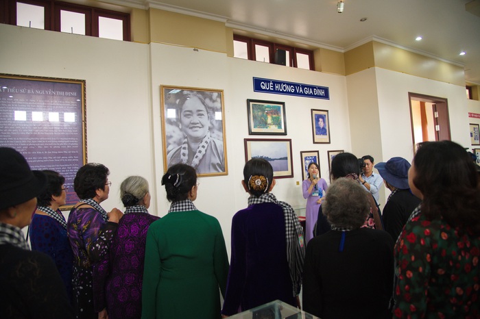 Các đại biểu tham quan thành triển lãm “Huyền thoại Đội quân Tóc dài và thành tựu công cuộc Đồng Khởi mới” tại Bảo tàng Bến Tre