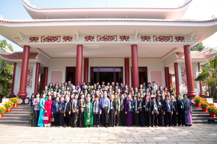 Toàn thể đại biểu và các lãnh đạo chụp trước nhà lưu niệm nữ tướng Nguyễn Thị Định