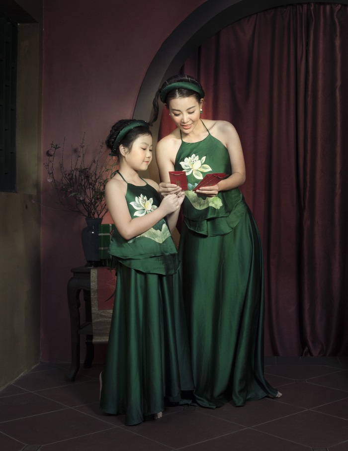 Hai con gái Thanh Hương đáng yêu trong yếm đào - Ảnh 5.