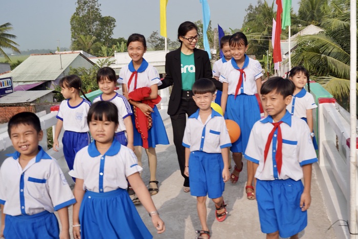 Khánh thành, bàn giao công trình cầu Phú Thạnh A và trao 200 suất học bổng cho trẻ em có hoàn cảnh đặc biệt, khó khăn tỉnh Vĩnh Long - Ảnh 2.