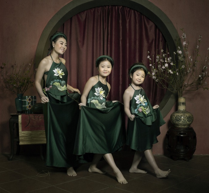 Hai con gái Thanh Hương đáng yêu trong yếm đào - Ảnh 1.