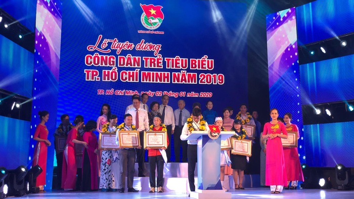 Nữ cầu thủ Huỳnh Như là một trong 12 gương công dân trẻ tiêu biểu TPHCM năm 2019 - Ảnh 2.