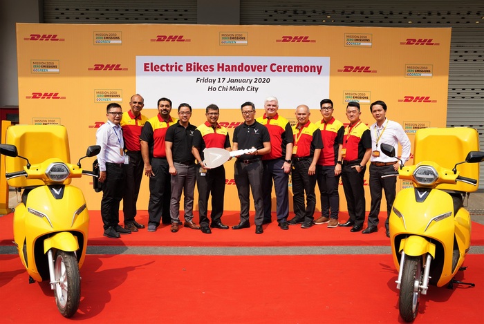 DHL Express chính thức bổ sung 10 xe máy điện làm phương tiện giao hàng tại Tp.HCM và Hà Nội