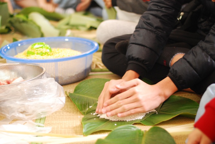 150 học sinh cấp 3 tại Hà Nội gói bánh chưng tặng người nghèo  - Ảnh 1.