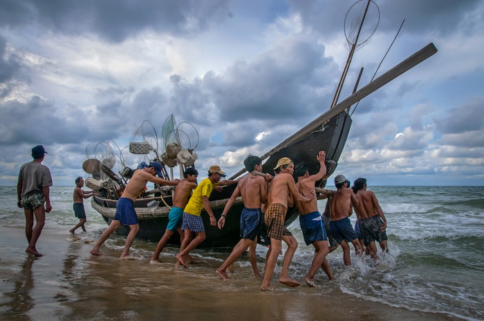Chuẩn bị ra khơi – Hồng Nga - Trong đó bộ ảnh Cuộc sống miền biển của Việt Nam được xếp thứ 5/40 quốc gia tại cuộc thi của  Liên đoàn Nhiếp ảnh Nghệ thuật quốc tế (FIAP) 2019