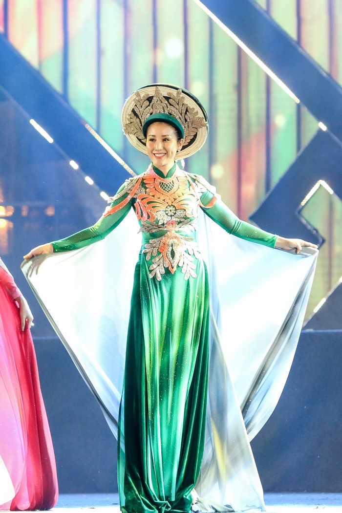 Hoa hậu Phan Thu Quyên diễn áo dài ở quê nhà đúng đêm Giao thừa - Ảnh 6.