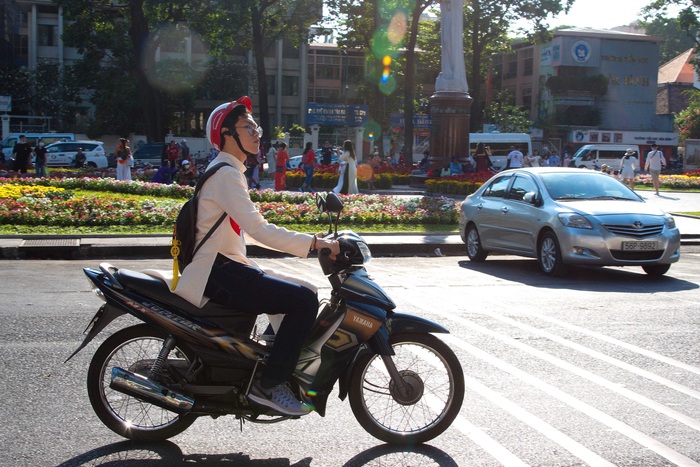 Nhiều nam thanh niên chia sẻ họ thấy tự tin và thú vị khi mặc áo dài trên phố