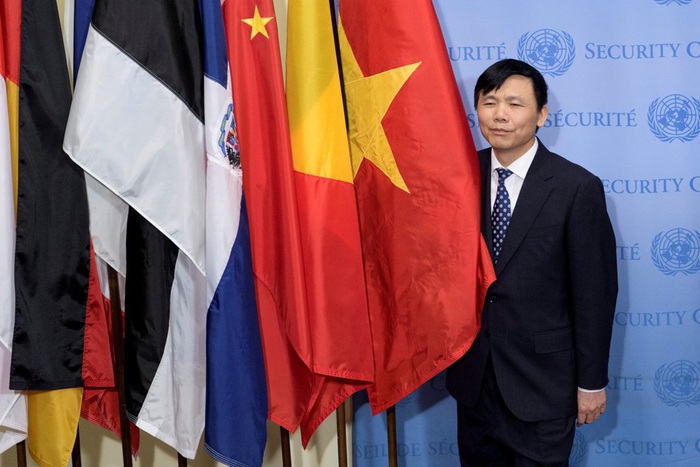 Đại sứ, Trưởng Phái đoàn Đại diện thường trực Việt Nam tại Liên hợp quốc Đặng Đình Quý tại lễ đặt cờ