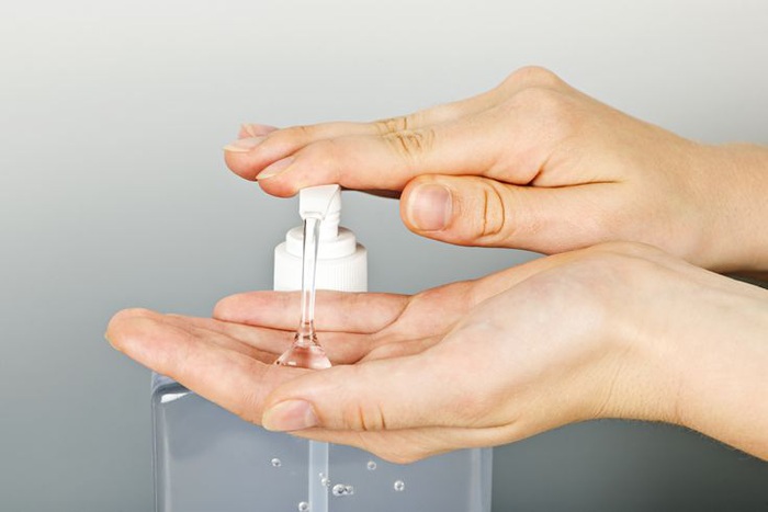 Tự chế dung dịch rửa tay sát khuẩn bảo vệ sức khỏe - Ảnh 1.