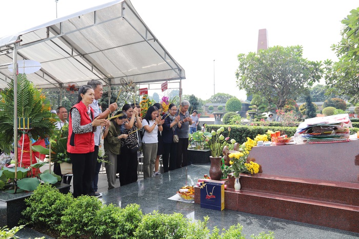 Lễ khánh thành tôn tạo khu mộ nữ tướng Nguyễn Thị Định - Ảnh 5.