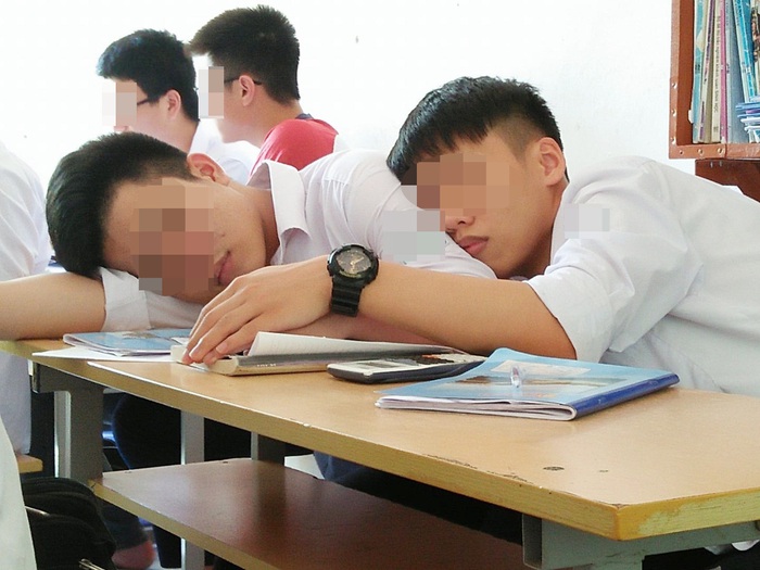Con ngủ nhiều trong lớp, bố mẹ liền nghi là… nghiện - Ảnh 1.