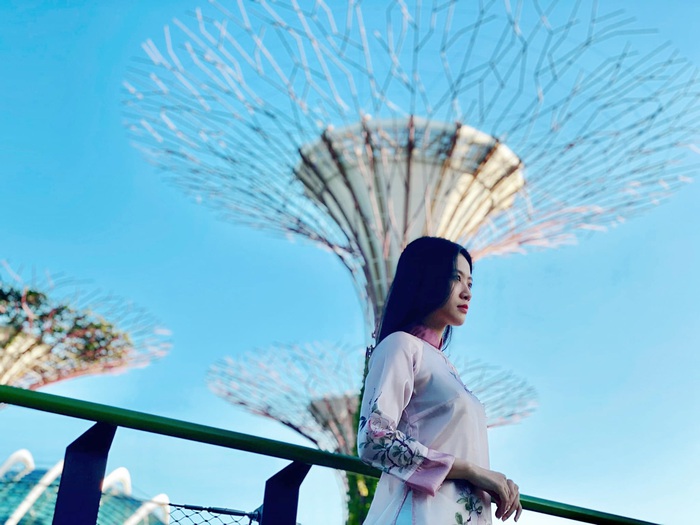 Á khôi Miss Photo Thạch Thảo diện áo dài rạng rỡ ở Singapore  - Ảnh 2.