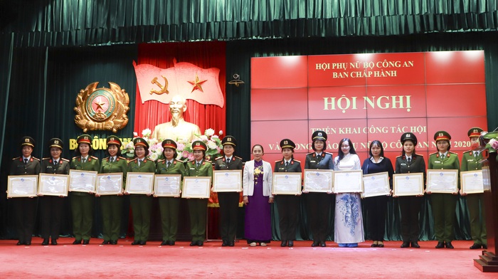 Phó Chủ tịch thường trực Hội LHPN Việt Nam trao tặng bằng khen cho 24 tập thể và 38 cá nhân có thành tích xuất sắc trong thực hiện nhiệm vụ công tác Hội và phong trào thi đua.