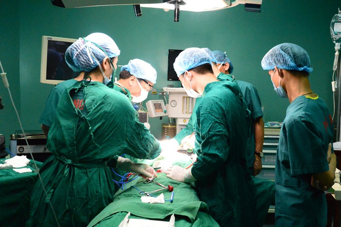 Các bác sĩ BV Nội tiết TƯ thực hiện ca phẫu thuật cho bệnh nhân