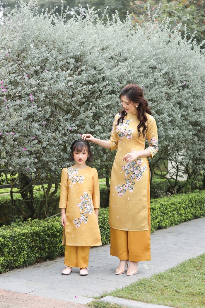 Hoa hậu Phí Thùy Linh đẹp nền nã với áo Tết  - Ảnh 2.