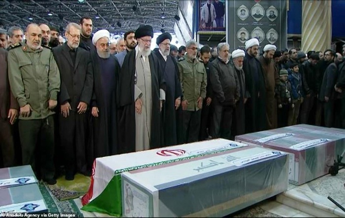 Đại giáo chủ Iran Ali Khamenei (giữa) đứng trước quan tài tướng Soleimani trong tang lễ ngày 6/1