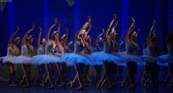 Lần đầu tiên công diễn ballet Hồ Thiên Nga ở sân khấu ngoài trời - Ảnh 2.