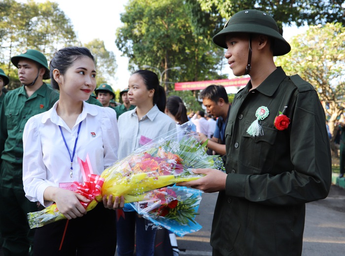 Chạm mặt 5 “bóng hồng” TPHCM tình nguyện làm đơn nhập ngũ  - Ảnh 2.