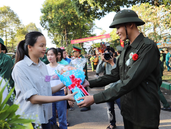 Chạm mặt 5 “bóng hồng” TPHCM tình nguyện làm đơn nhập ngũ  - Ảnh 3.