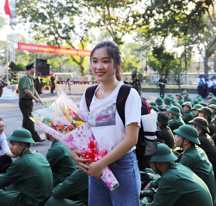 Chạm mặt 5 “bóng hồng” TPHCM tình nguyện làm đơn nhập ngũ  - Ảnh 4.