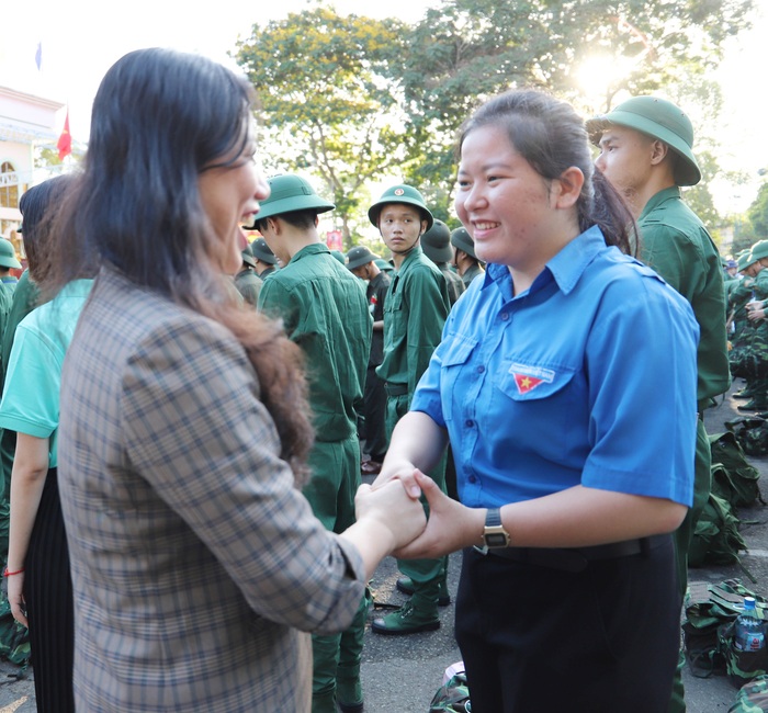 Chạm mặt 5 “bóng hồng” TPHCM tình nguyện làm đơn nhập ngũ  - Ảnh 7.