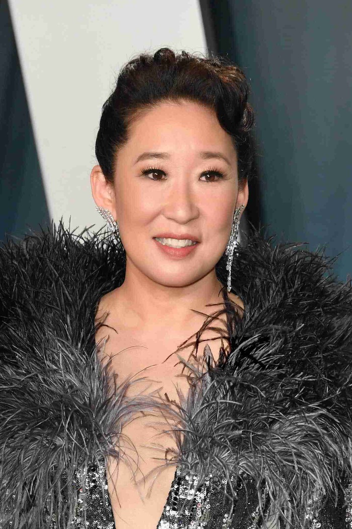 Minh tinh Hollywood Sandra Oh xuất hiện với váy của NTK Công Trí trên thảm đỏ - Ảnh 4.