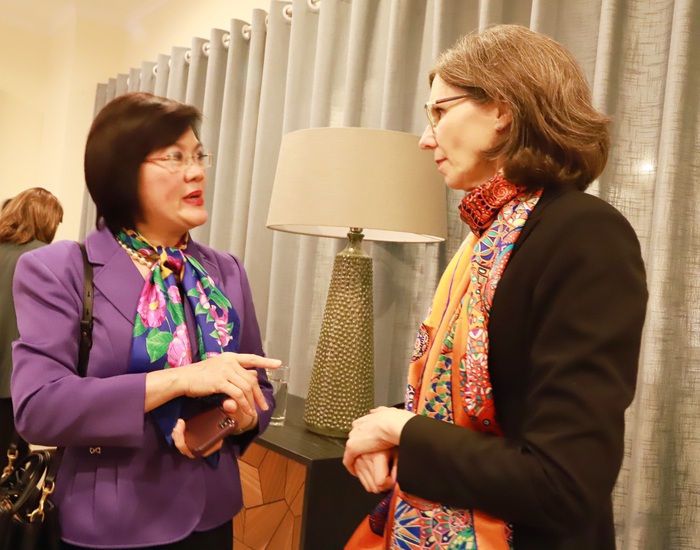 Đại sứ Nguyễn Nguyệt Nga - Phu nhân Phó thủ tướng, Bộ trưởng Ngoại giao Phạm Bình Minh trao đổi cùng Đại sứ Canada Deborah Paul.