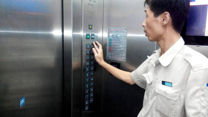 Sử dụng thang máy đúng cách để tránh nguy cơ lây nhiễm virus corona   - Ảnh 2.
