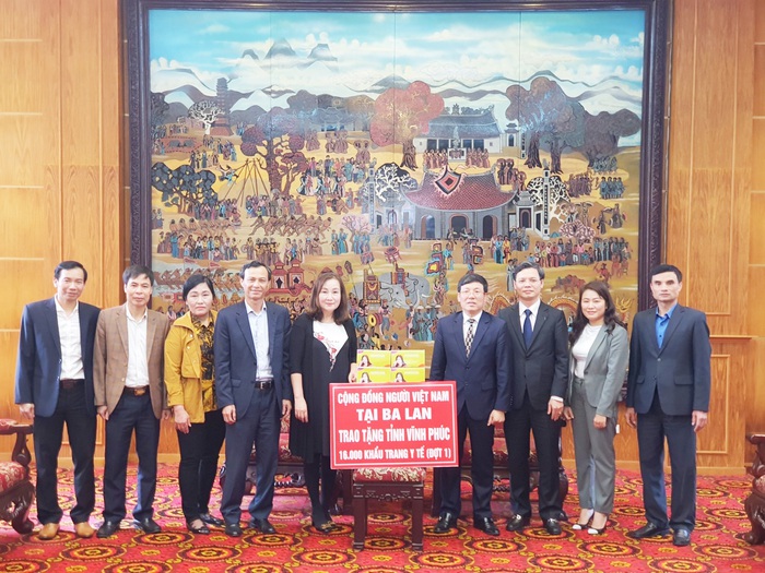 Hội người Việt Nam tại Ba Lan trao tặng 16.000 khẩu trang y tế cho tỉnh Vĩnh Phúc